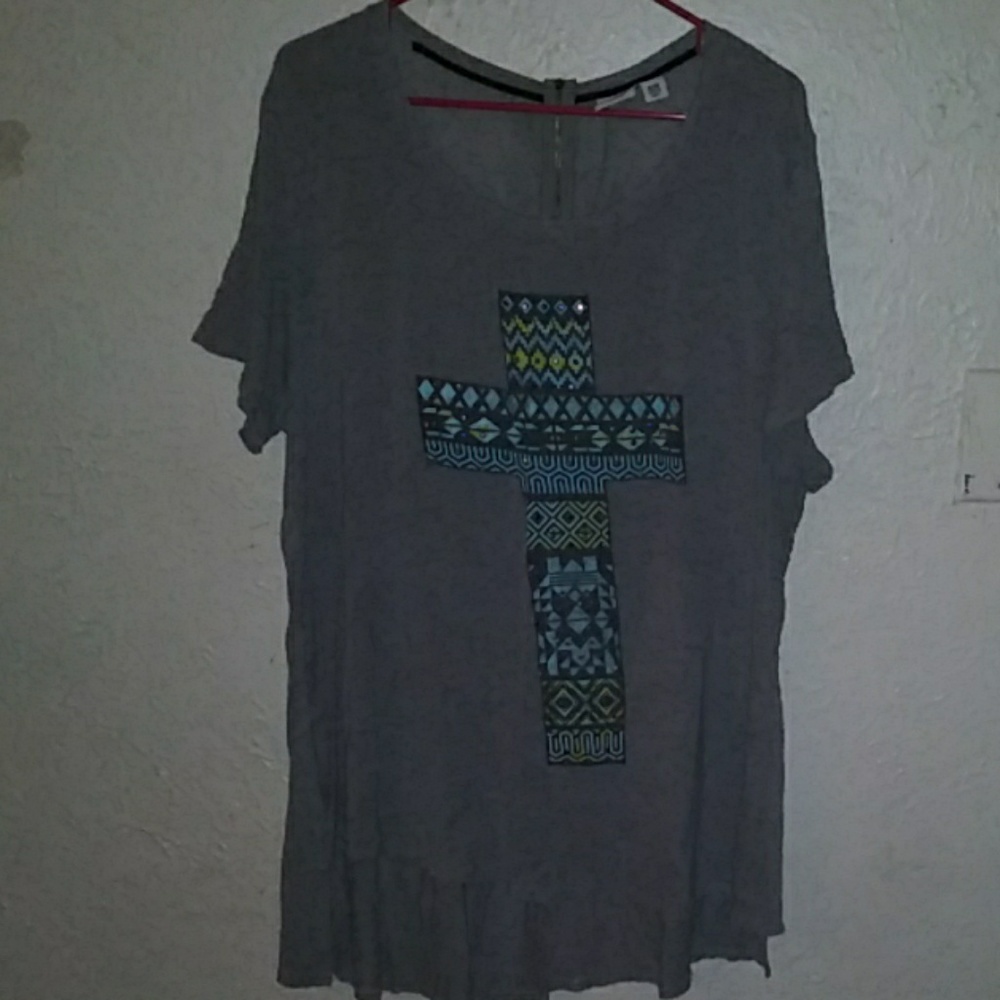 Super cute grey cross tee